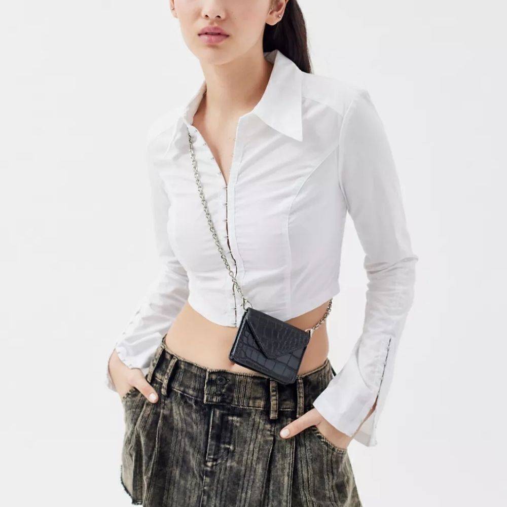 Black Vegan Croc leather chain strap wallet - Picture 2 of 8
